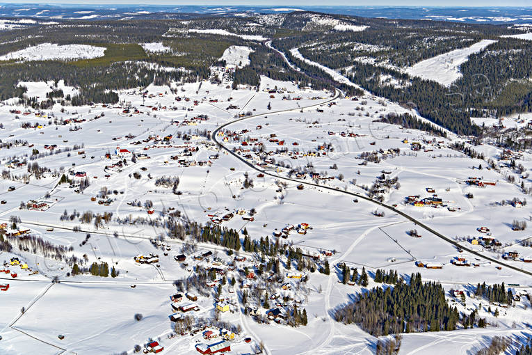 Klövsjö i vinterskrud byar, drönarbilder, drönarfoto, flygbild, flygbilder, Flygfoto, flygfoton, Jämtland, Klövsjö, samhällen, vinter