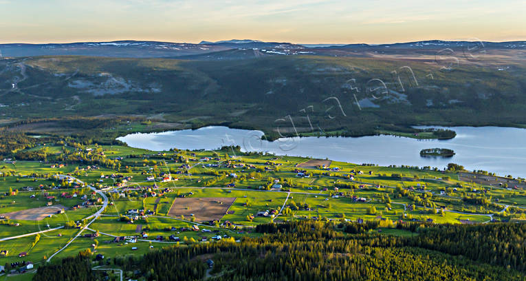 Klövsjö och Klövsjön byar, drönarbilder, drönarfoto, FJÄLLEN, flygbild, flygbilder, Flygfoto, flygfoton, Jämtland, Klövsjö, Klövsjön, Landskap, samhällen, släpljus, sommar, sommarkväll