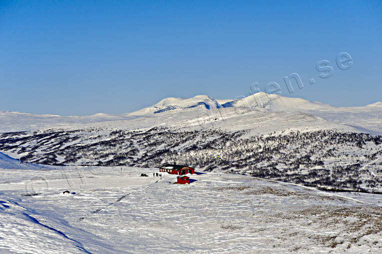 Knallen Kariknallens Toppstuga Beritkläppen, Bruksvallarna, byggnader, drönarbilder, drönarfoto, fjäll, fjällstuga, flygbild, flygbilder, Flygfoto, flygfoton, Helags, Härjedalen, Kariknallarna, Kariknallen, Knallen, Landskap, stugor, tuppstuga, vinter, Våffelbruket