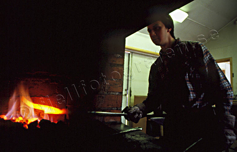 Knivsmide kniv, knivar, knivsmed, kultur, nutid, smed, smida, smide, stål, upphetta, ässja