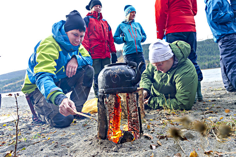 Koka kaffe över eld eld, elda, friluftsliv, höst, Jämtland, kaffepanna, människor, sommar, äventyr