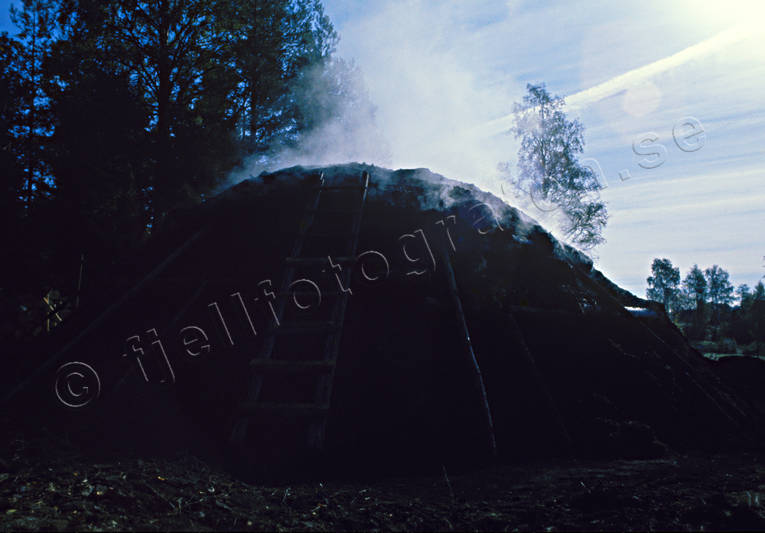 Kolmila Kolning till träkol arbete, kola, kolmila, mila, skog, skogsbruk, storskog, träkol, vildmark, ödemark