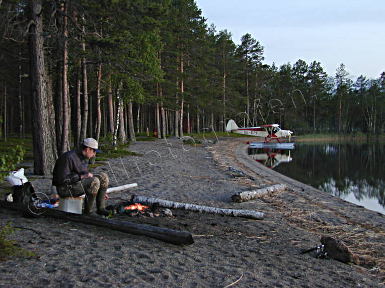 Korvgrillning vid Pån bushflyg, fiske, flyg, kommunikationer, korvgrillning, luftfart, natt, nattmete, sjöflyg, sjöflygplan