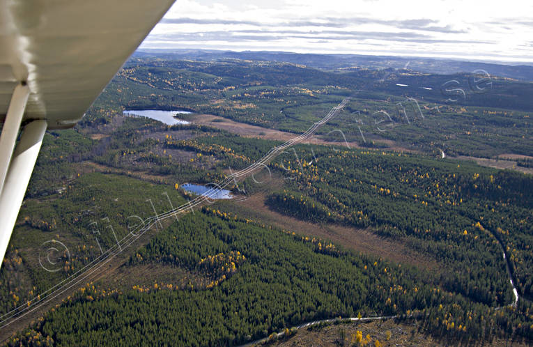 Kraftledning anläggningar, byggnationer, distribution, drönarbilder, drönarfoto, elförsörjning, elledning, energi, flygbild, flygbilder, Flygfoto, flygfoton, Jämtland, kraftledning, kraftnät, Landskap, miljö, miljöförstöring, miljöpåverkan, miljöskada, skog, skogar, sommar