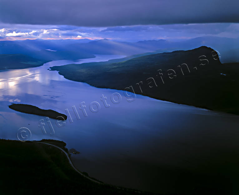 Kultsjön och fjället Stöken drönarbilder, drönarfoto, Fatmomakke, fjällbilder, FJÄLLEN, flygbild, flygbilder, Flygfoto, flygfoton, Guobtesåle, Gålto, Kultsjön, kväll, Landskap, lappland, Marsfjällen, sommar, Steuka, stämning, stämningsbild, stämningsbilder, Stöken, Trumholmen