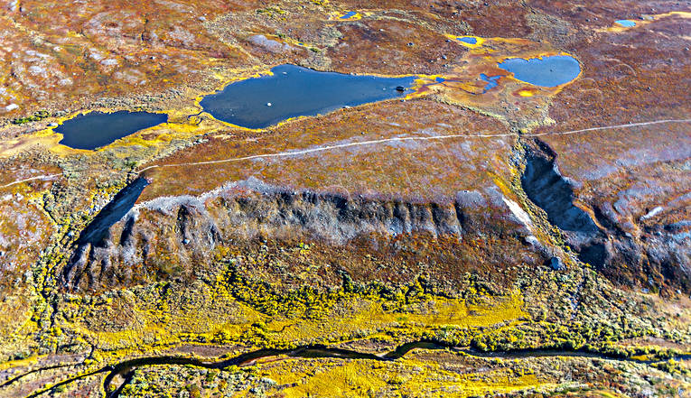 Kungsleden Flygfoto Avtsusjjåhkå, drönarbilder, drönarfoto, fjällbilder, FJÄLLEN, flygbild, flygbilder, Flygfoto, flygfoton, höst, issjöterass, Kungsleden, Landskap, lappland, led, raviner, V-dalar, vandringsled