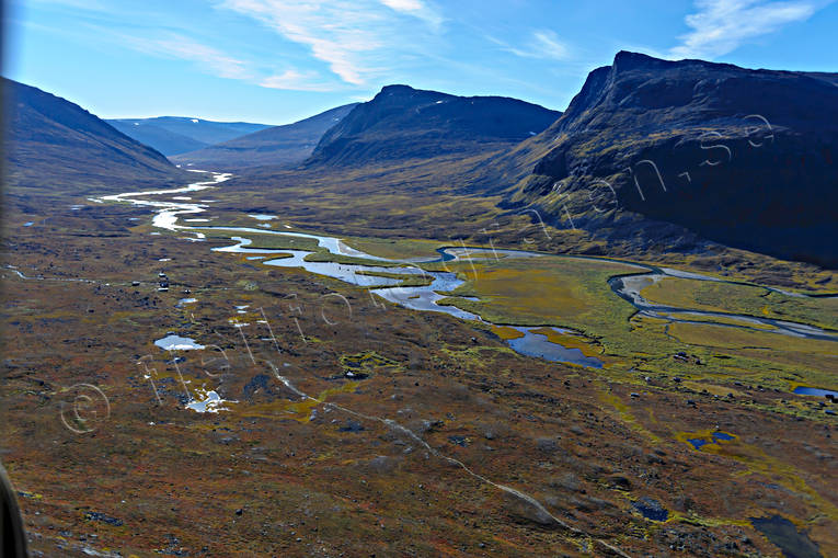 Kungsleden passerar Singistugorna drönarbilder, drönarfoto, flygbild, flygbilder, Flygfoto, flygfoton, höst, Kungsleden, Kårtjevuolle, Landskap, lappland, sameviste, Singistugorna, Stuor Avrrik, Svenska Fjällen, Tjäktjajåkka, Tjäktjavagge, Unna Avrrik