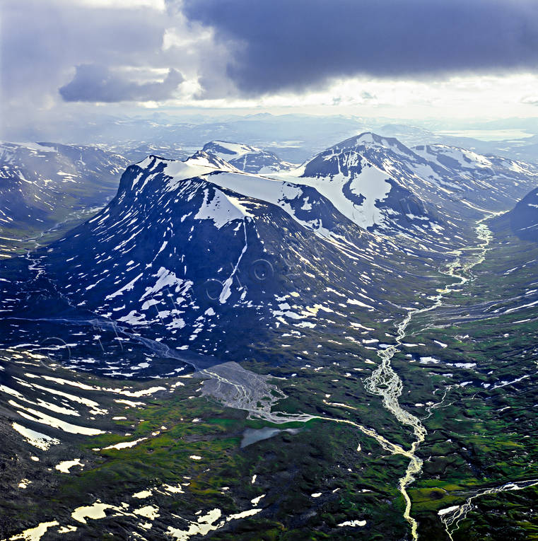 Kuoperskaite Kuopervagge Alkavagge Alggavagge, Alkavagge, drönarbilder, drönarfoto, fjällbilder, fjällbäckar, fjälldalar, FJÄLLEN, flygbild, flygbilder, Flygfoto, flygfoton, Guohpervagge, Kuoperskaite, Kuopervagge, Landskap, lappland, nationalparker, sarek, sommar, vildmark, årstid, årstider