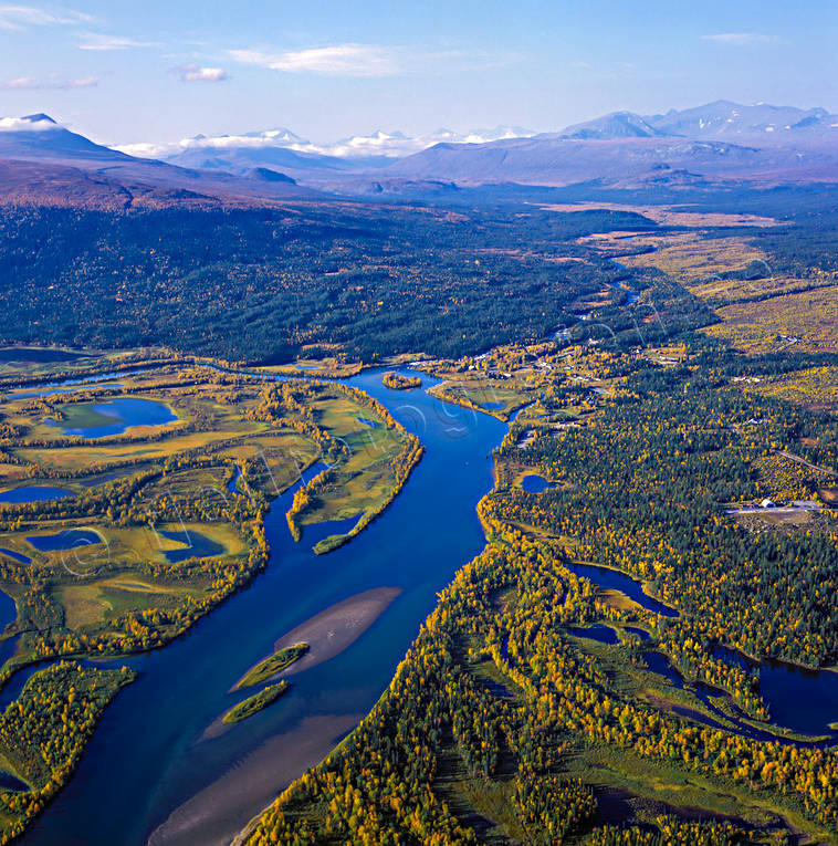 Kvikkjokk och fjällen i Sarek drönarbilder, drönarfoto, fjäll, flygbild, flygbilder, Flygfoto, flygfoton, höst, höstfärger, Kamajåkkå, Killingholmen, Kvikkjokk, Landskap, lappland, nationalpark, nationalparker, Saggat, samhällen, sarek, Svenska Fjällen