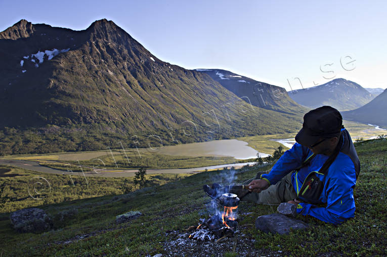 Bielloriehppe, eld, elda, fjll, fjlltopp, fjlltoppar, fjllvandrare, fjllvandring, friluftsliv, hgfjll, kaffekokning, kaffepanna, Landskap, Laponia, lappland, lgereld, Pielloreppe, Rapadalen, Rapaselet, sarek, Sarek nationalpark, Sarekfjll, sommar, stmning, stmningsbild, stmningsbilder, vildmarksliv