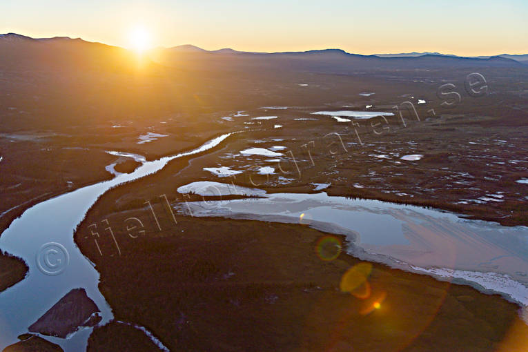 Kväll vid Enan deltaland, drönarbild, drönarbilder, drönarfoto, Enan, flygbild, flygbilder, Flygfoto, flygfoton, höst, Jämtland, kväll, Landskap, solnedgång