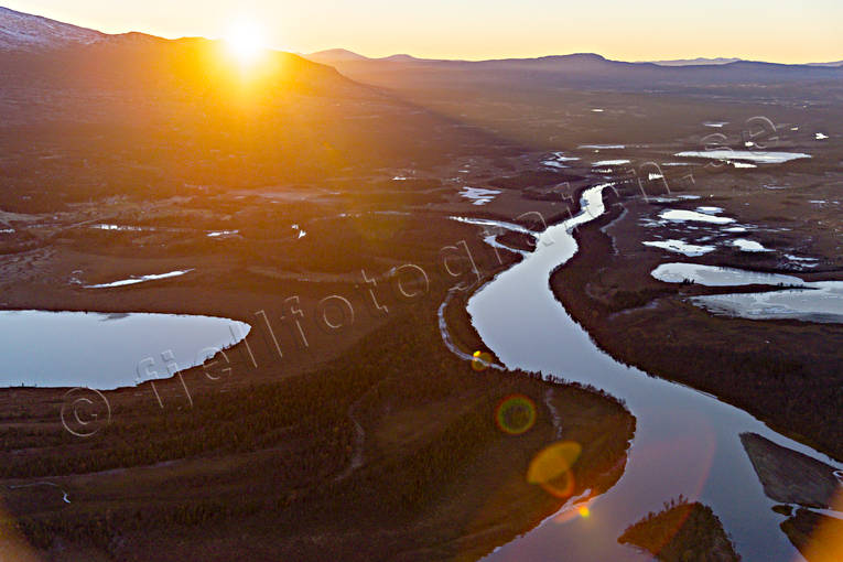 Kväll vid Enan deltaland, drönarbild, drönarbilder, drönarfoto, Enan, flygbild, flygbilder, Flygfoto, flygfoton, höst, Jämtland, kväll, Landskap, Lomtjärnen, solnedgång