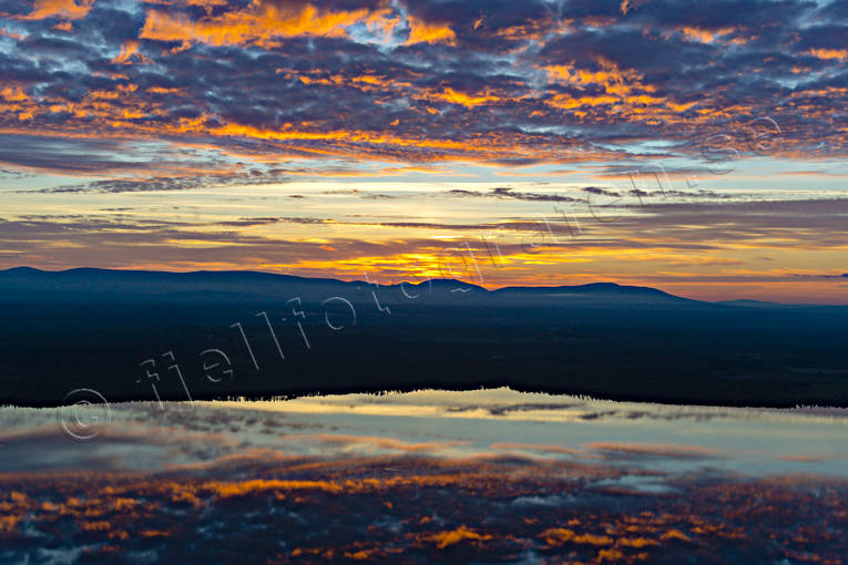 Kväll över Storsjön drönarbilder, drönarfoto, flygbild, flygbilder, Flygfoto, flygfoton, himmel, höst, Jämtland, kväll, Landskap, moln, natur, Oviksfjällen, solbelysta, solnedgång, Storsjön, vattenspegling