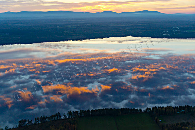 Kväll över Storsjön drönarbilder, drönarfoto, flygbild, flygbilder, Flygfoto, flygfoton, himmel, höst, Jämtland, kväll, Landskap, moln, natur, Oviksfjällen, solbelysta, solnedgång, Storsjön, vattenspegling