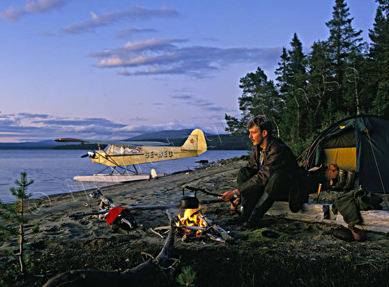 Kvällsläger vid sjöflygning camping, flyg, flygning, Jävsjön, kaffekokning, kommunikationer, kväll, lill-cub, luftfart, läger, pilot, Piper Cub, sjöflyg, sjöflygplan, tältläger, tältning, uteliv, vildmarksliv, äventyr