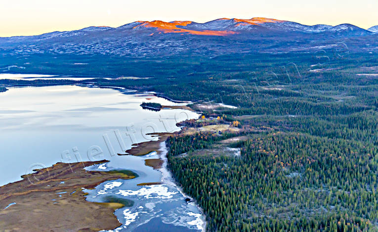 Kvällssol på Bunnerfjällen Bunnerfjällen, drönarbild, drönarbilder, drönarfoto, flygbild, flygbilder, Flygfoto, flygfoton, höst, isläggning, Jämtland, kväll, kvällssol, Landskap, Västämtland, Ånnsjön