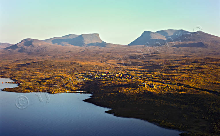 Kvällssol över Abisko och Lapporten Abisko, drönarbilder, drönarfoto, fjäll, flygbild, flygbilder, Flygfoto, flygfoton, höst, höstfärger, Landskap, lappland, Lapporten, Svenska Fjällen, Torne Träsk