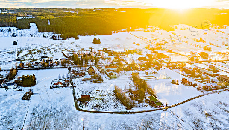 Kvällssol över Marieby byar, drönarbild, drönarbilder, drönarfoto, flygbild, flygbilder, Flygfoto, flygfoton, Jämtland, kväll, kvällssol, kyrka, kyrkor, Marieby, motljus
