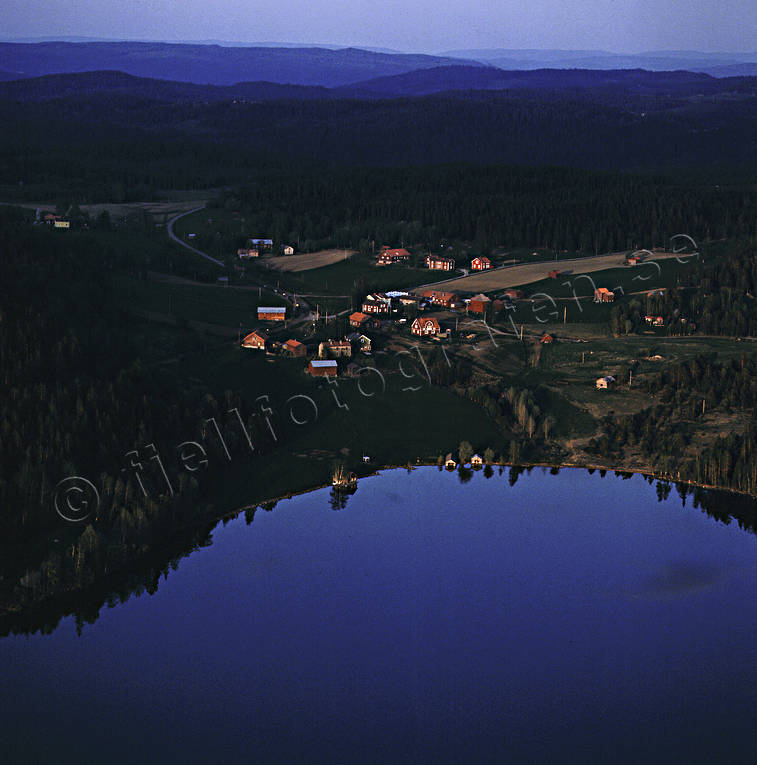 Kvällssol över lantgårdar byar, Börön, drönarbilder, drönarfoto, flygbild, flygbilder, Flygfoto, flygfoton, gårdar, Jämtland, kväll, landet, Locknesjön, samhällen, sommar