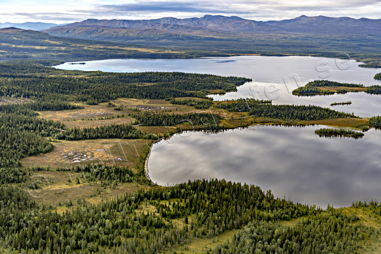 Kösjön och Kyrkstensfjället drönarbild, drönarbilder, drönarfoto, Elinudden, flygbild, flygbilder, Flygfoto, flygfoton, Grubbvallviken, höst, Jämtland, Kyrkstensfjället, Kösjön, Landskap, Mössholmen