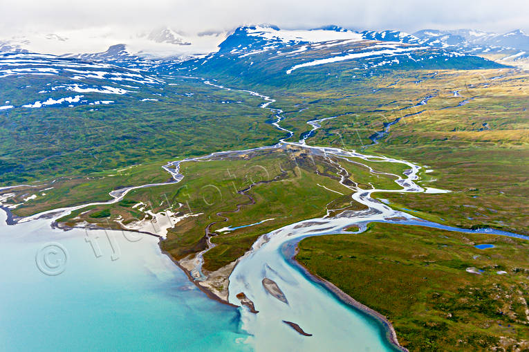 Labbajåhkås utlopp i Bieskehavrre Bieskehavrre, deltaland, drönarbilder, drönarfoto, fjällbilder, fjällbäck, FJÄLLEN, flygbild, flygbilder, Flygfoto, flygfoton, glaciärer, glaciärvatten, jökelvatten, Labbajåhkås, Lairo, Lairojåkkå, Lairoslieddo, lappland, Pieskehaurestugan, Pieskejaure, Salajiegna, Stuorrajiegna, sulitelma