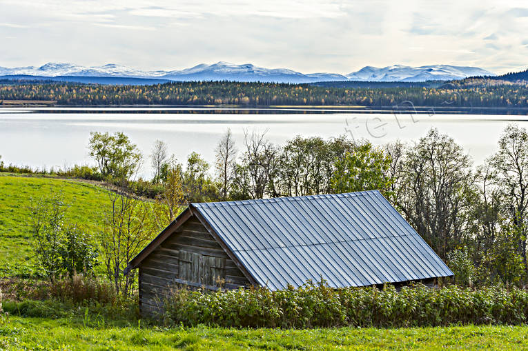 Lada vid Medstugusjön anläggningar, byggnader, fjäll, fjällsjö, fjälltopp, hus, höst, höstfärger, Jämtland, lada, Landskap, Medstugusjön, sjö, äng