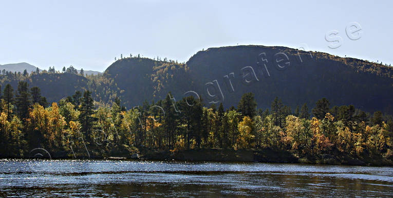 Laisälven och fjället Gärrestjåkkå båtar, Gauto, Gautsjö, Gärrestjåkkå, höst, Laisan, Laisälven, Landskap, lappland, panorama, panoramabilder