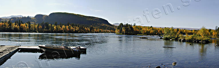 Laisälven och fjället Gärrestjåkkå båtar, Gauto, Gautsjö, Gärrestjåkkå, höst, Laisan, Laisälven, Landskap, lappland, panorama, panoramabilder