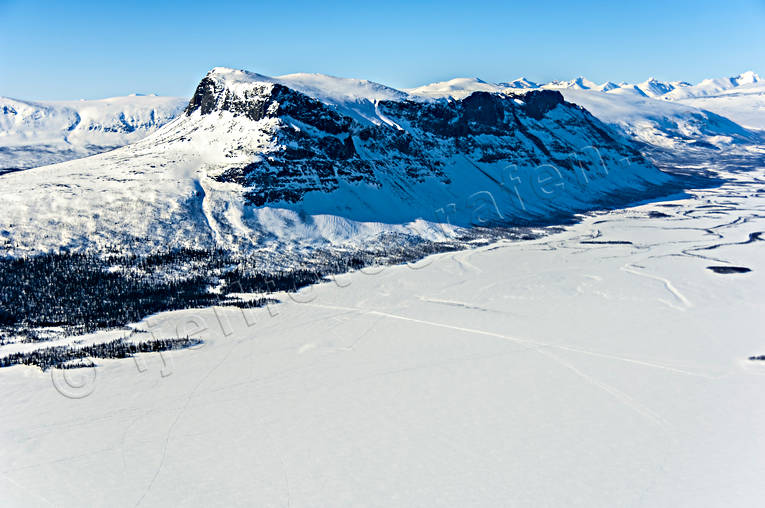 Laitaure och fjället Tjahkelij drönarbilder, drönarfoto, flygbild, flygbilder, Flygfoto, flygfoton, Landskap, lappland, vinter