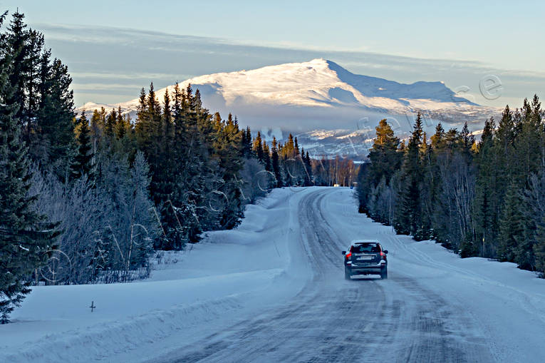 Landsväg mot Åteskutan fjällen, fjälltopp, Jämtland, kommunikationer, landfart, Landskap, landsväg, vinter, vintertrafik, vinterturism, vinterväg, väg, Åreskutan