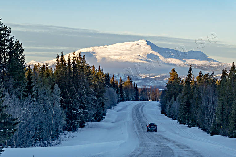 Landsväg mot Åteskutan fjällen, fjälltopp, Jämtland, kommunikationer, landfart, Landskap, landsväg, vinter, vintertrafik, vinterturism, vinterväg, väg, Åreskutan