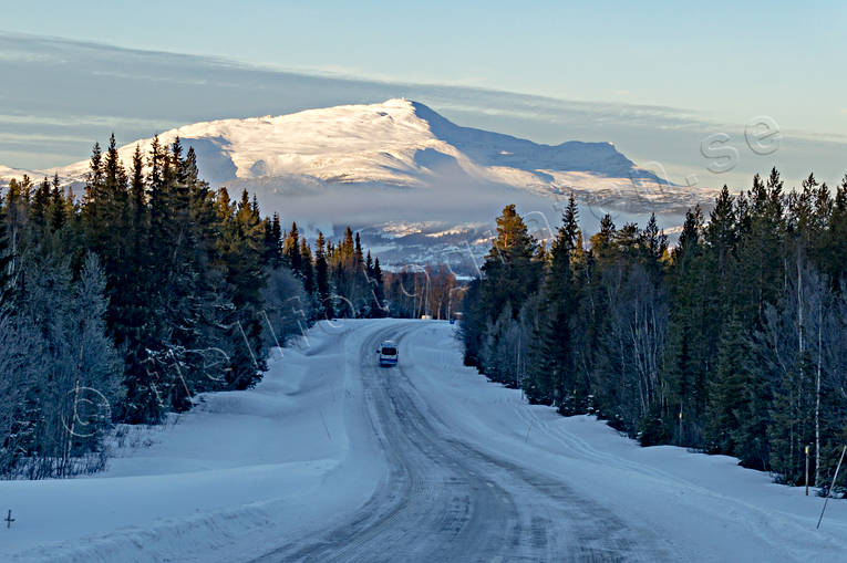 Landsväg mot Åteskutan fjällen, fjälltopp, Jämtland, kommunikationer, landfart, Landskap, landsväg, vinter, vintertrafik, vinterturism, vinterväg, väg, Åreskutan
