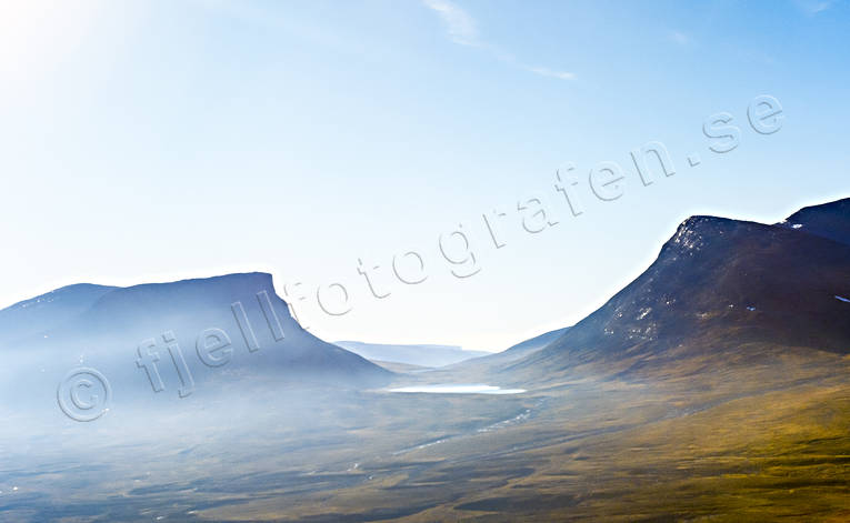 Lapporten vid Abisko Abisko, Cuonajavri, Cuonavaggi, drönarbilder, drönarfoto, fjäll, fjällbilder, FJÄLLEN, flygbild, flygbilder, Flygfoto, flygfoton, höst, Landskap, lappland, Lapporten, Nissuntjårro, Tjuonajavri, Tjuonatjåkka