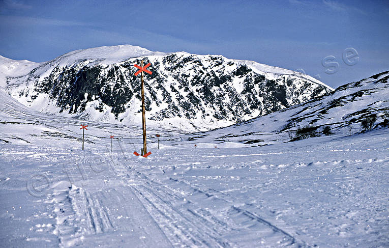 Led genom Lunndörrspasset fjäll, fjällvandra, Gruvfjället, Jämtland, Landskap, led, ledmarkering, Lunndörrsfjällen, Lunndörrspasset, vandringsled, vinter