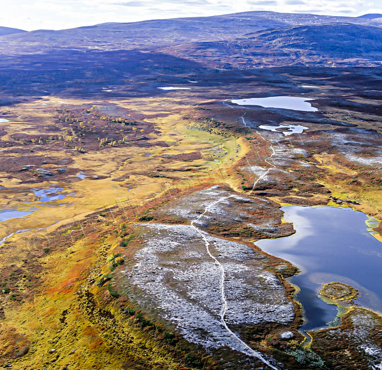 Leden mot Lunndörrspasset canvastavla, drönarbilder, drönarfoto, fjäll, fjällbilder, FJÄLLEN, flygbild, flygbilder, Flygfoto, flygfoton, Fototavla, höst, höstfärger, Jämtland, Landskap, Lunndörrspasset, tavla, Tossåsen, vandringsled