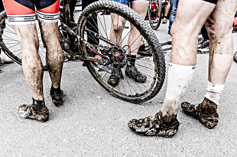 Leriga cyklister cykel, cykeltävling, cykling, däck, lera, mountainbike, skitig, smutsig, sommar, sport