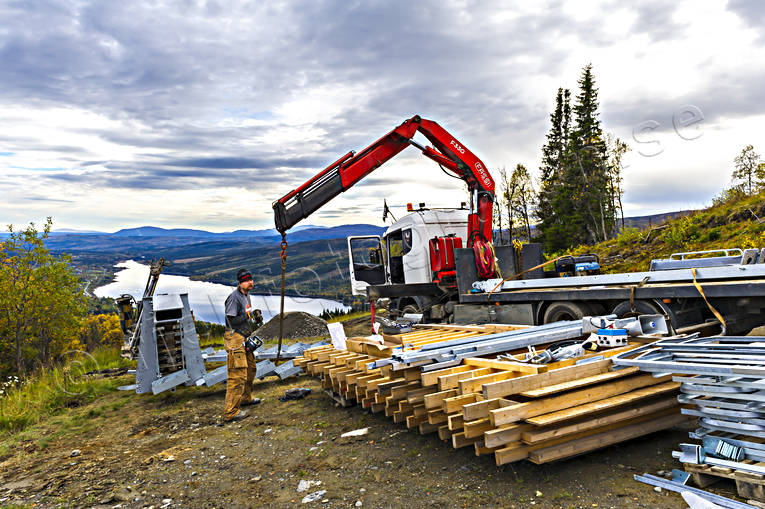 Liftbygge Åre anläggningar, arbete, byggnationer, hantverk, Jämtland, kran, kranbil, lasta, lastbil, lift, liftbygge, turism, Åresjön