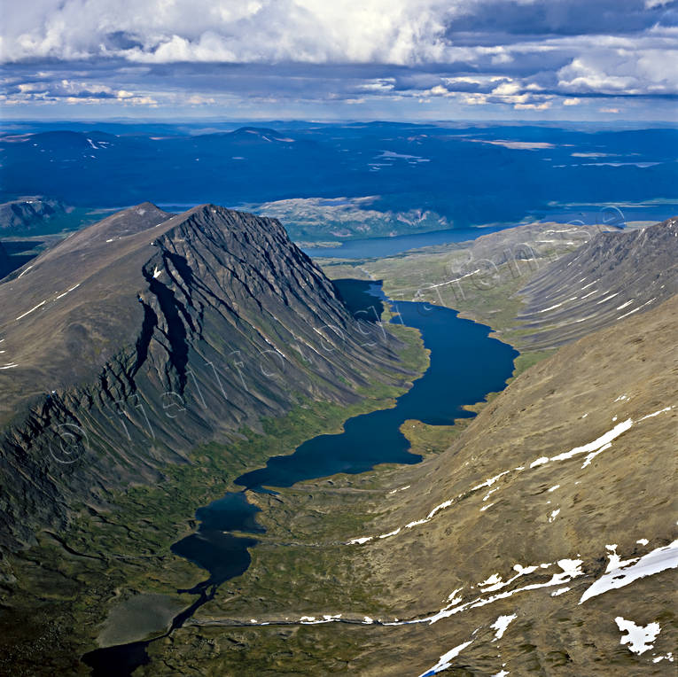 Livamjaure och fjället Suorrekaise drönarbilder, drönarfoto, flygbild, flygbilder, Flygfoto, flygfoton, Kaska Kaitumjaure, Landskap, lappland, Livamjaure, Livanjavri, sommar, Suorregaise, Suorrekaise