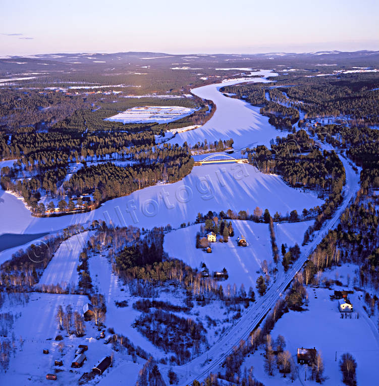 Ljusnan vid Sveg drönarbilder, drönarfoto, flygbild, flygbilder, Flygfoto, flygfoton, Härjedalen, Ljusnan, samhällen, Sveg, vinter