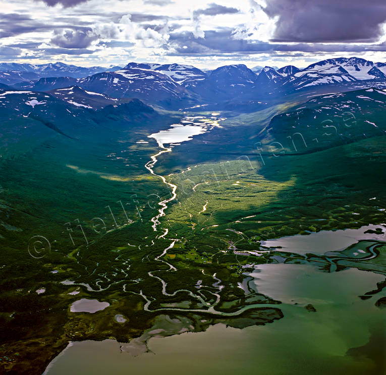 Ljusspel över Nikkaluokta drönarbilder, drönarfoto, flygbild, flygbilder, Flygfoto, flygfoton, Kebnekaisefjällen, Laddjujavri, Ladjujohka, Landskap, lappland, Ljusspel, Nikkaluokta, Paittasjärvi, sommar, Svenska Fjällen