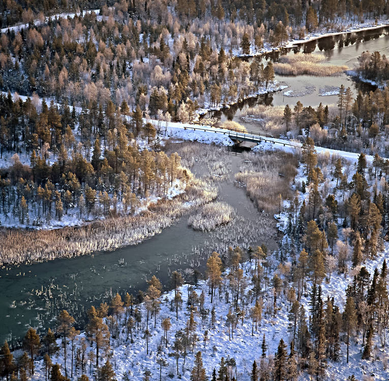 Locknesjöns utlopp bro, broar, drönarbilder, drönarfoto, flygbild, flygbilder, Flygfoto, flygfoton, höst, isläggning, Jämtland, Landskap, Lockne, Locknesjön, vattendrag, vinter, vinterlandskap