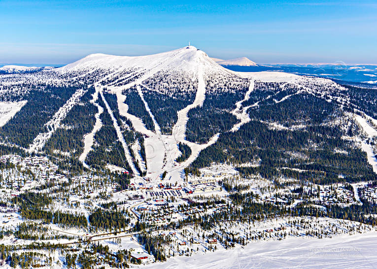 Lofsdalen Flygfoto anläggningar, drönarbild, drönarbilder, drönarfoto, flygbild, flygbilder, Flygfoto, flygfoton, Hovärken, Härjedalen, Lofsdalen, samhällen, skidanläggning, skidbackar, skidort, tavla, vinter