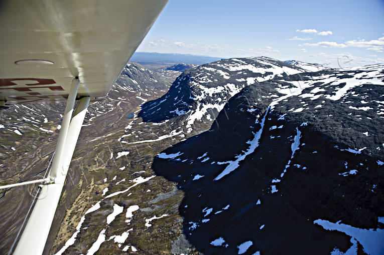Lunndörrspasset i Lunndörrsfjällen drönarbilder, drönarfoto, fjälldal, fjällen, flygbild, flygbilder, Flygfoto, flygfoton, Jämtland, Landskap, Lunndörrsfjällen, Lunndörrspasset, snösmältning, vår