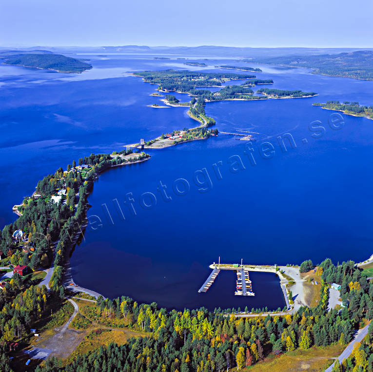 Luspviken i Storuman båthamn, drönarbilder, drönarfoto, flygbild, flygbilder, Flygfoto, flygfoton, hamn, höst, Landskap, lappland, Luspviken, samhälle, samhällen, småbåtshamn, Storuman, Umeälven, vattendrag