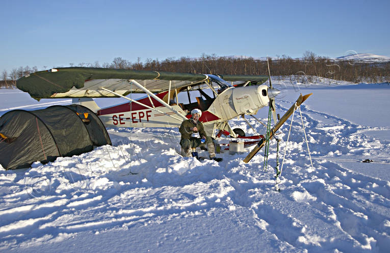 Läger vid flygmaskin camping, flyg, Gottern, kommunikationer, luftfart, läger, skidflyg, skidflygning, tält, tältning, vinter, vinterflyg, vintertältning