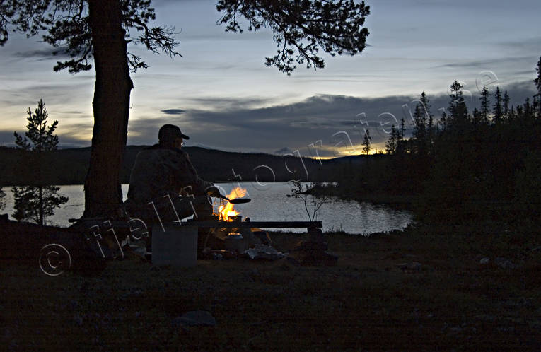 Lägereld vid fjällsjö eld, fjällsjö, fjällvandring, Jämtland, kväll, lägerled, Lövsjön, matlagning, skog, skogssjö, sommar, steka, stämning, stämningsbild, stämningsbilder, årstid, årstider, äventyr