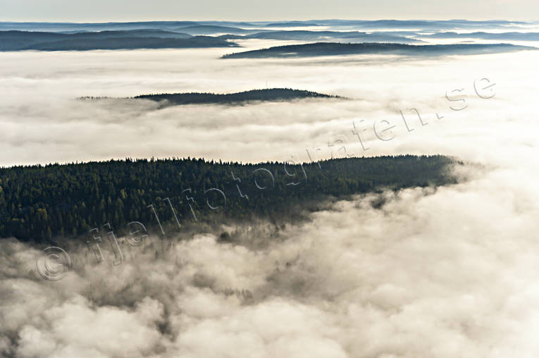 Låga moln över skog dimma, drönarbilder, drönarfoto, flygbild, flygbilder, Flygfoto, flygfoton, höst, Jämtland, Landskap, moln, skog, sommar, årstid, årstider