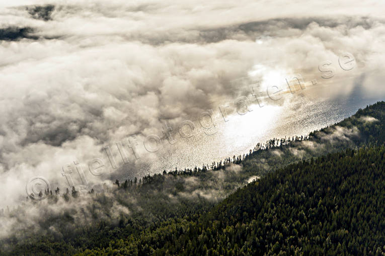 Låga moln över skog dimma, drönarbilder, drönarfoto, flygbild, flygbilder, Flygfoto, flygfoton, höst, Jämtland, Landskap, moln, skog, sommar, årstid, årstider