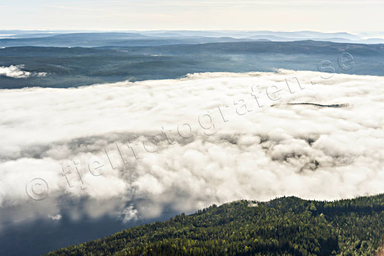 Låga moln över skog dimma, dimmoln, drönarbilder, drönarfoto, flygbild, flygbilder, Flygfoto, flygfoton, himmel, Jämtland, Landskap, moln, natur, skog, sommar
