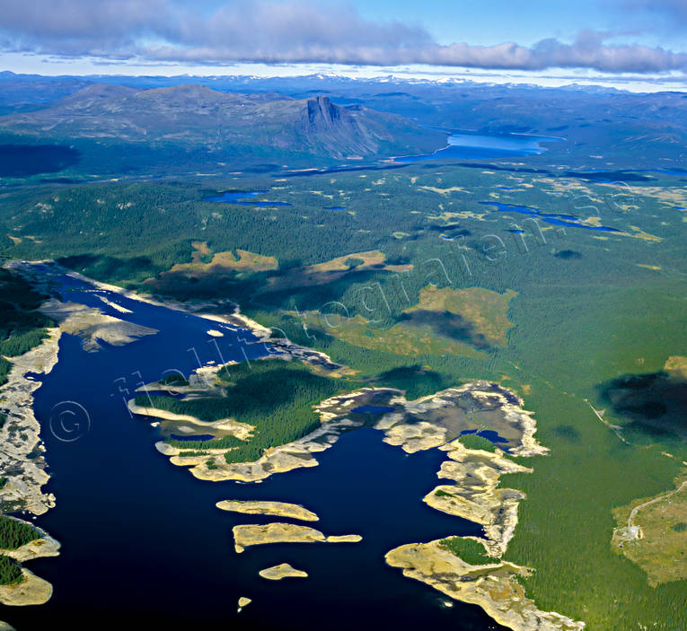 Lågt vattenstånd i kraftverksdamm drönarbilder, drönarfoto, elproduktion, flygbild, flygbilder, Flygfoto, flygfoton, Landskap, lappland, miljlö, miljöförstöring, miljöpåverkan, reglerad, sommar, Stordabbsjön, strand, strandzon, Svenska Fjällen, uttorkad, vattenkraft, vattenmagasin, vattenreglering, vattenstånd